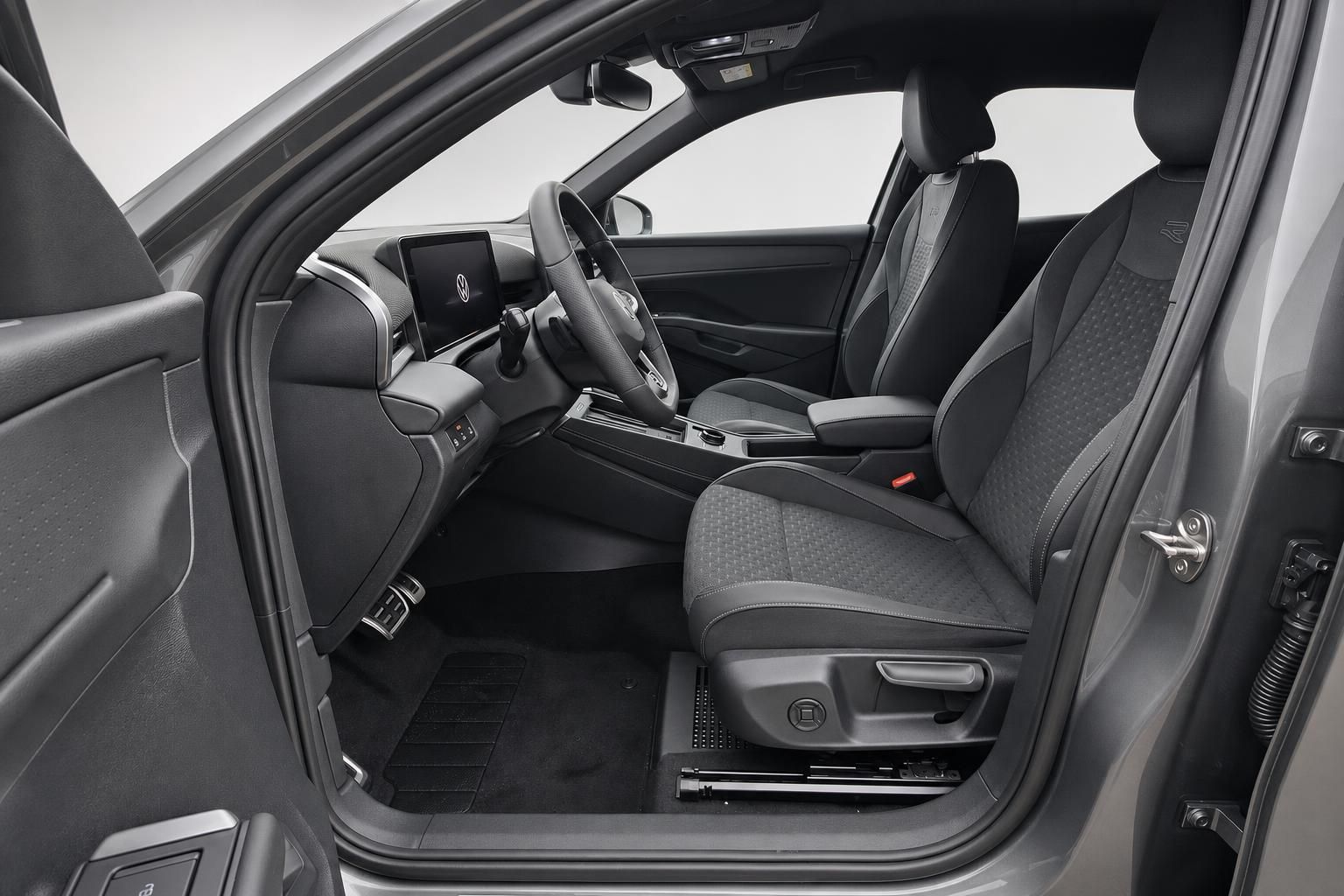 Innenraum VW mit Sportsitzen und Cockpit, Blick durch Fahrertür