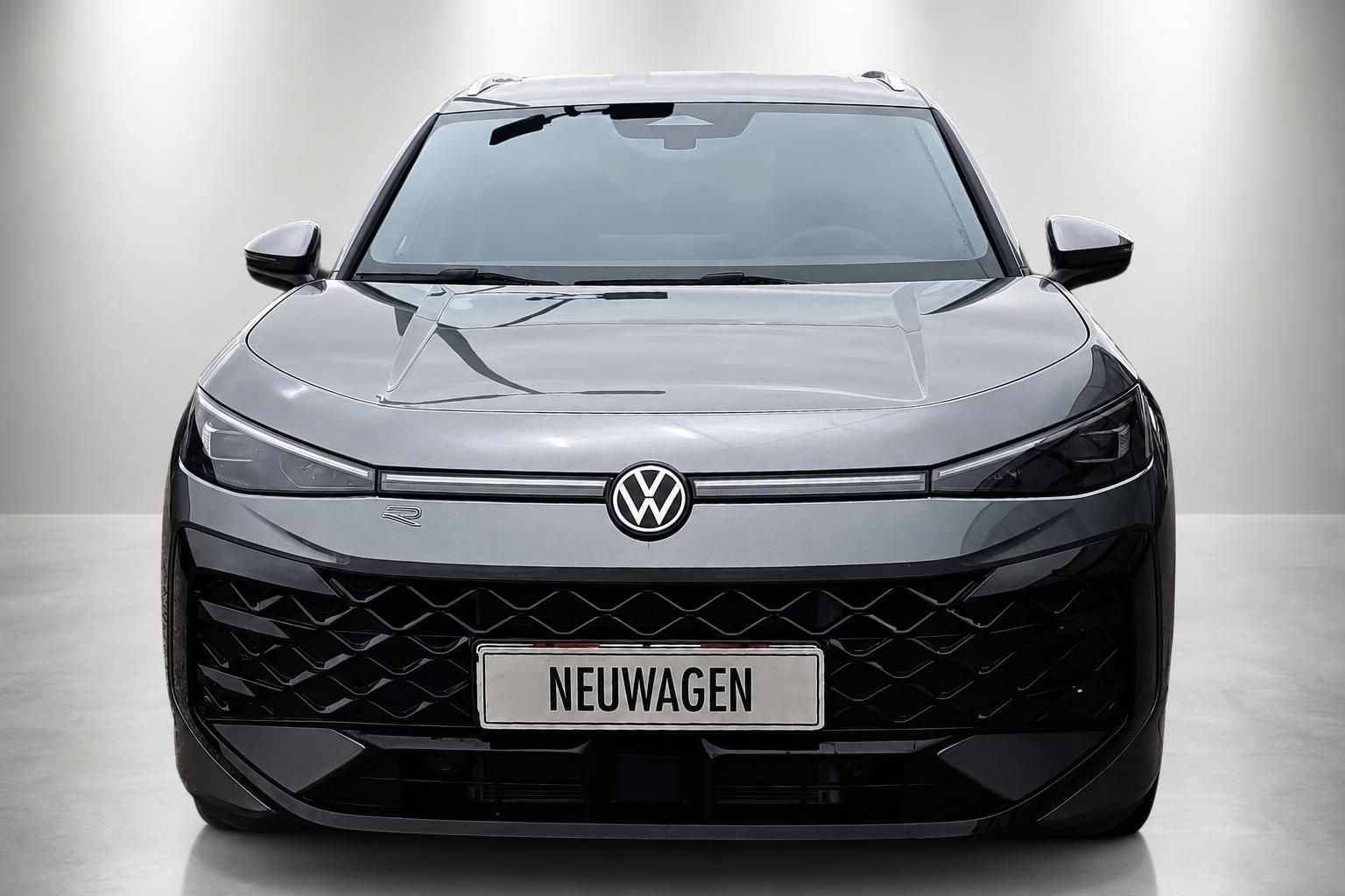 VW T-Roc grau, direkte Frontansicht mit VW Logo