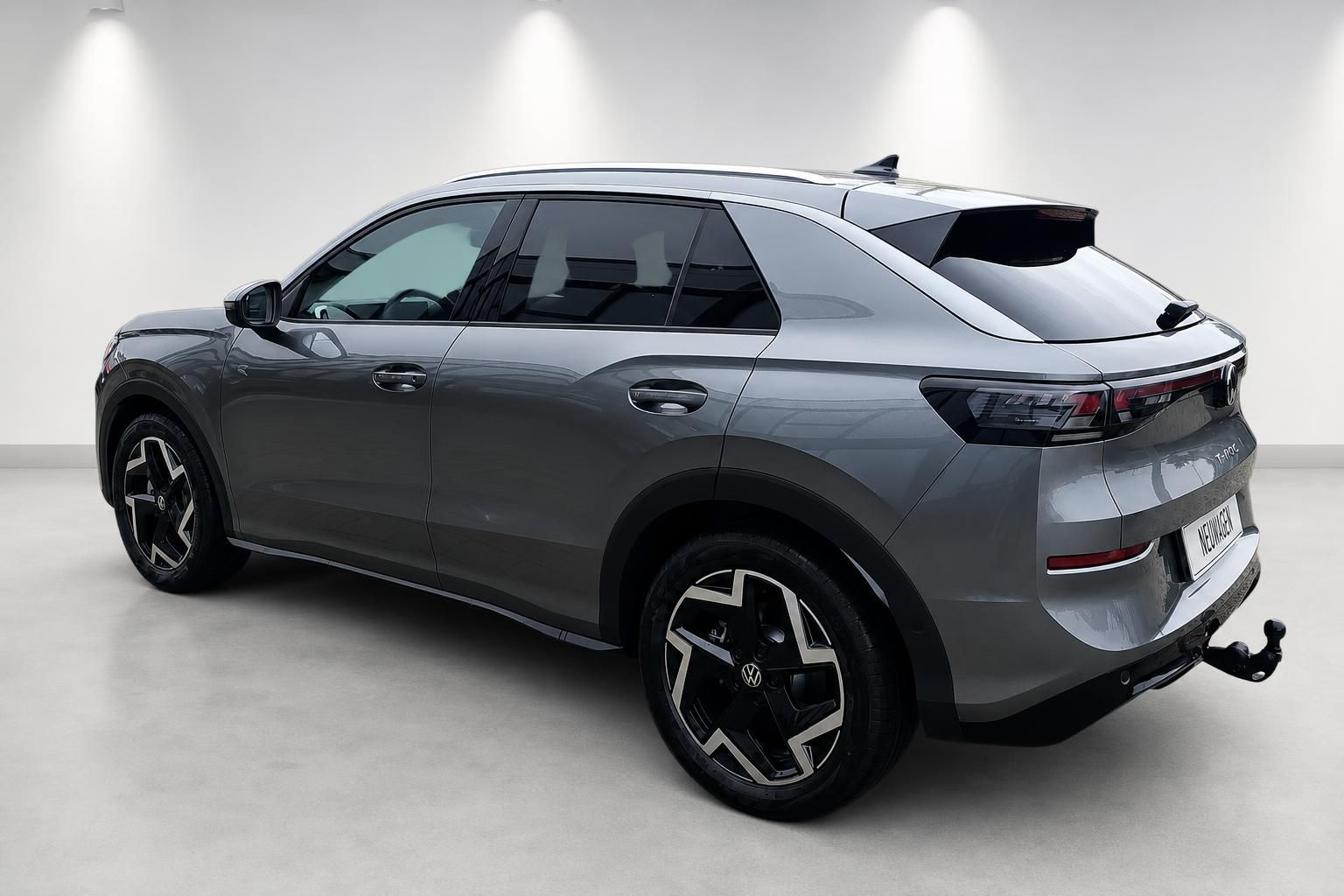 VW T-Roc grau, Heckansicht mit Anhängerkupplung im Studio