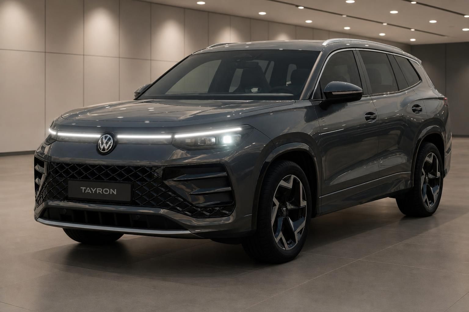 VW Tayron Frontansicht in Grau mit LED-Leuchtband im Showroom