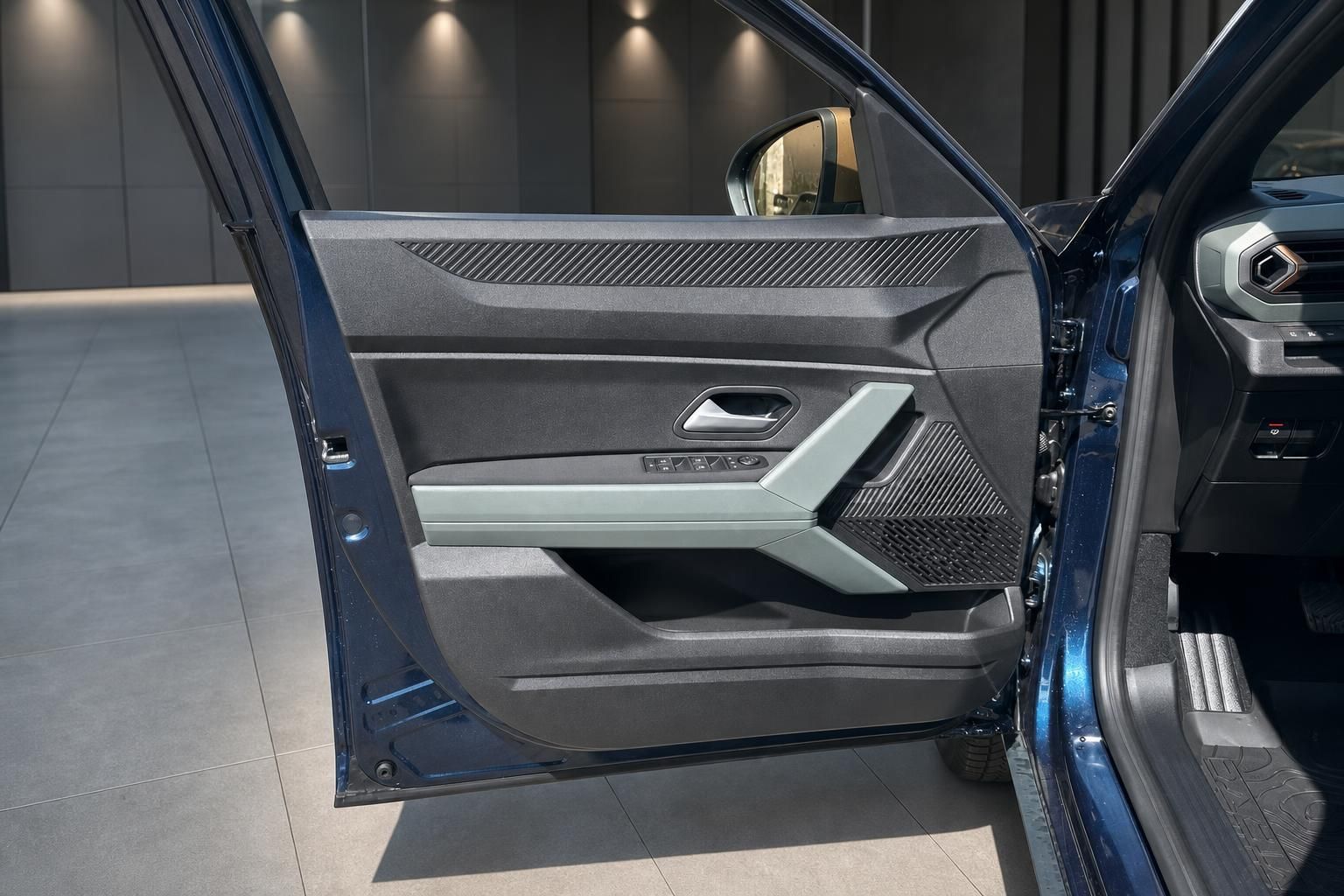 Geöffnete Fahrzeugtür mit Sicht auf moderne Innenverkleidung und Türgriff-Design