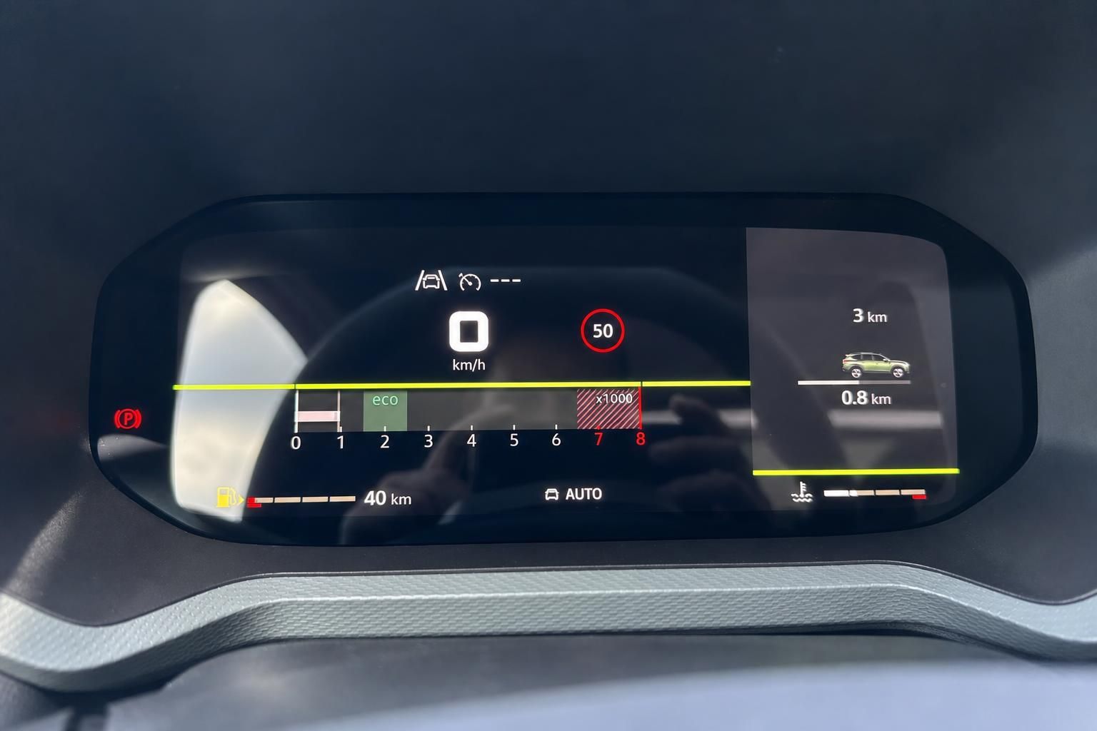 Digitales Cockpit-Display mit Geschwindigkeitsanzeige und Fahrzeuginfos im modernen Auto-Innenraum