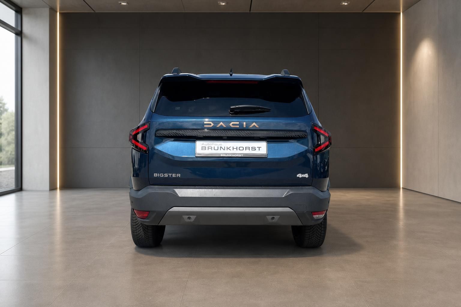 Dacia Bigster SUV Heckansicht in blau mit LED-Rückleuchten im Showroom