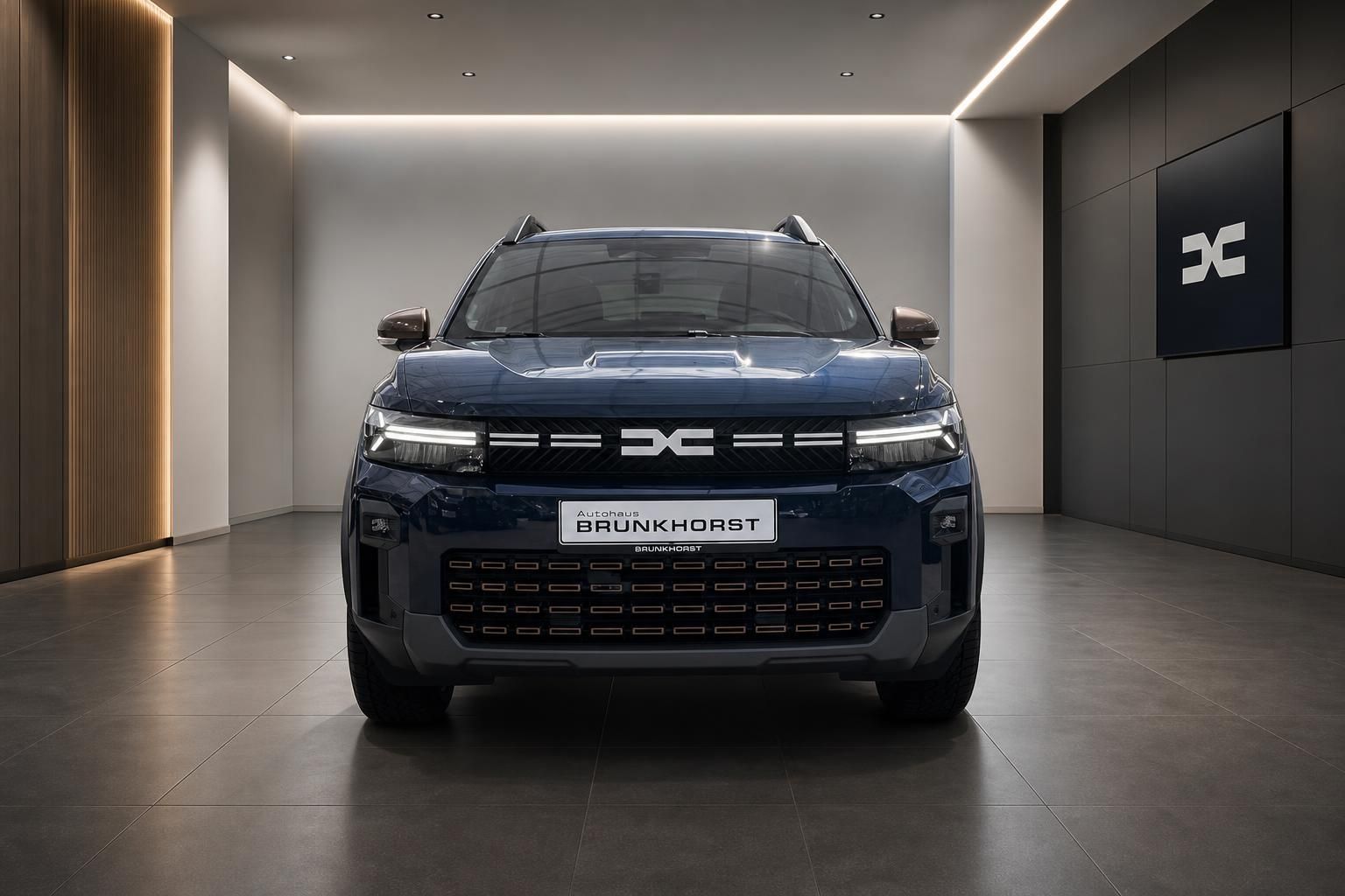 Dacia Bigster SUV Frontansicht in blau mit charakteristischem Kühlergrill im Autohaus