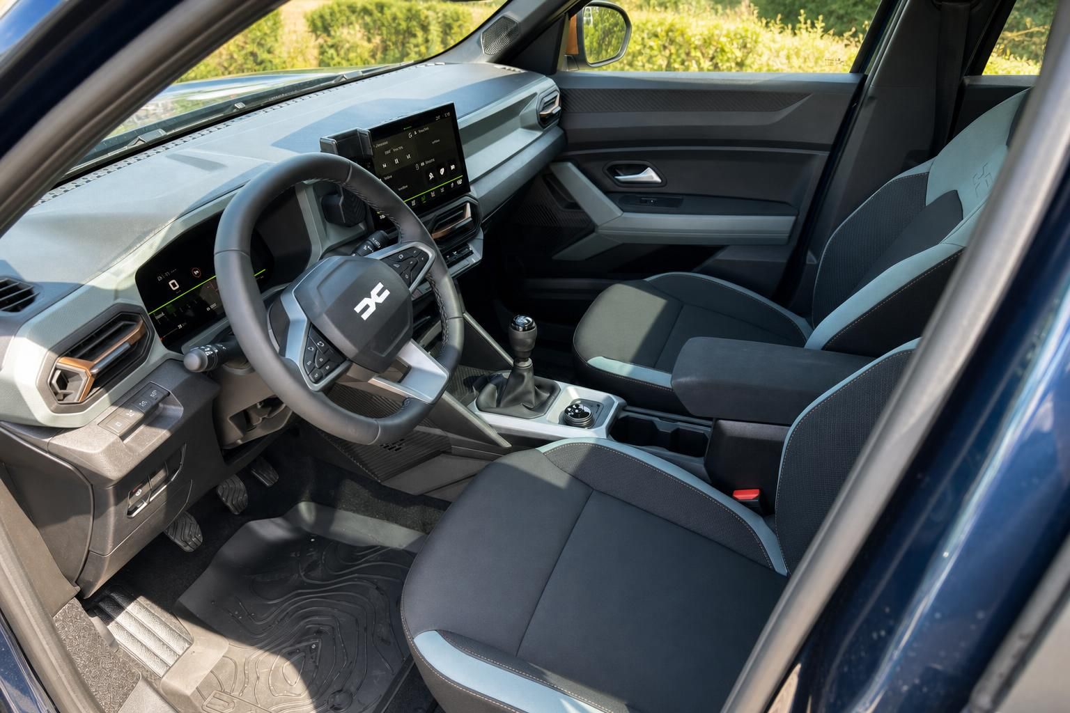 Dacia Bigster Innenraum mit zweifarbigen Sitzen, Schaltgetriebe und ergonomischem Design