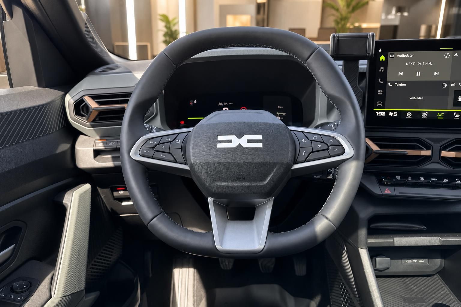 Dacia Bigster Cockpit mit Lenkrad, digitalem Display und modernem Infotainment-System