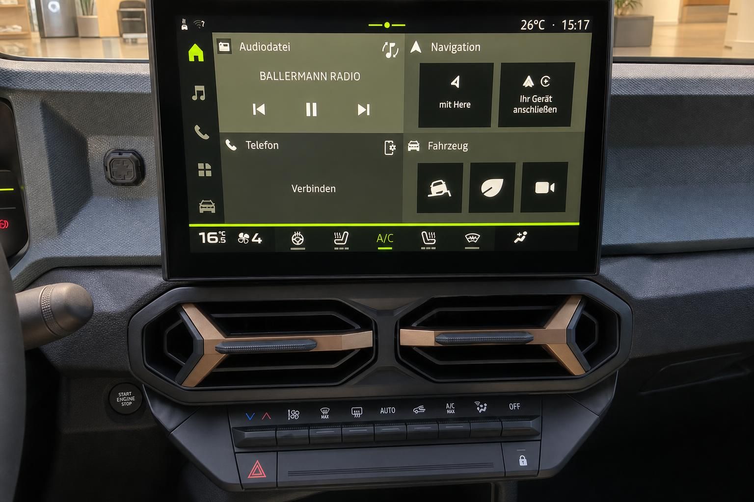 Dacia Touchscreen Infotainment-System mit Navigation und Klimasteuerung im Fahrzeugcockpit