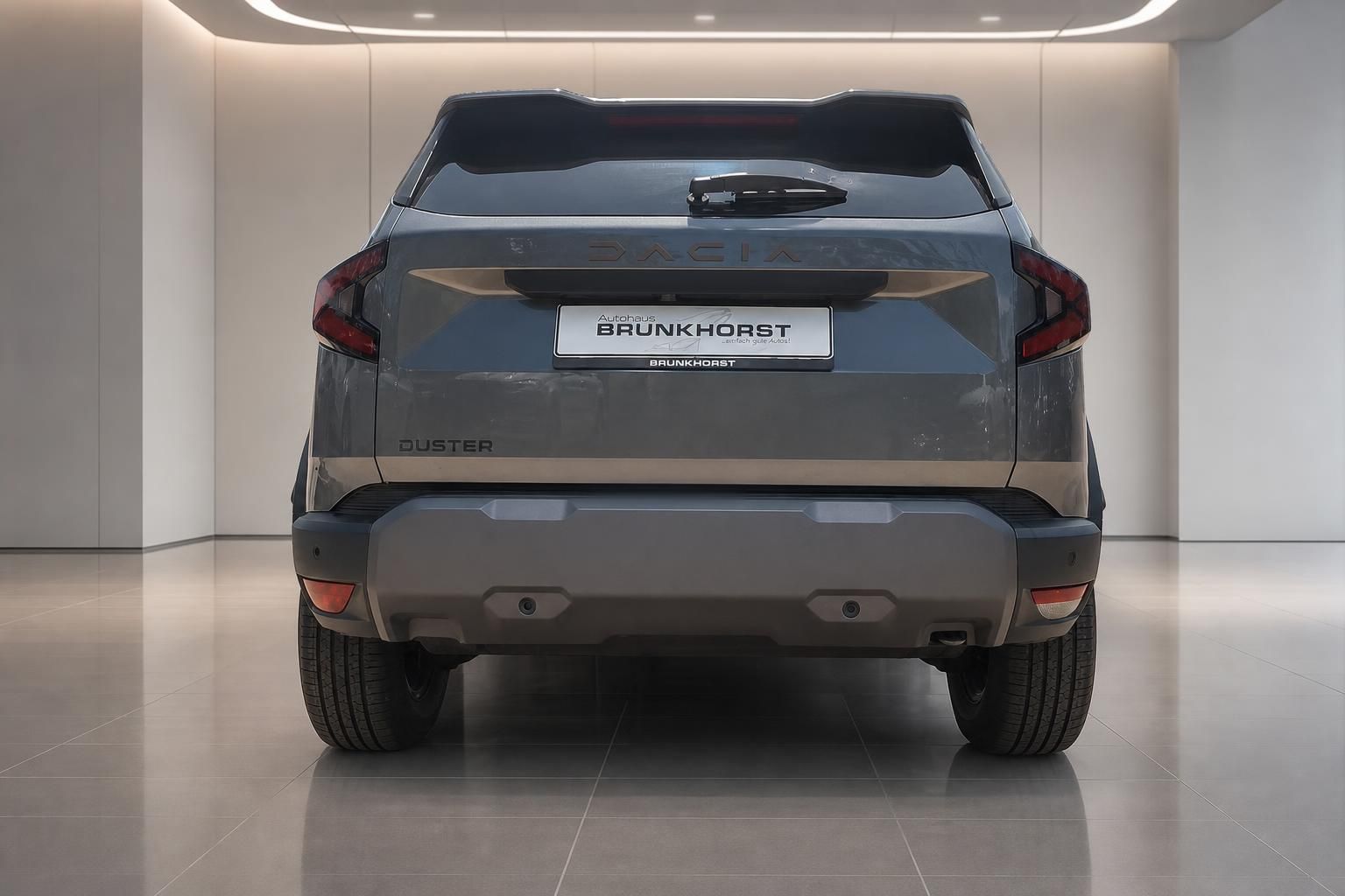 Dacia Duster grau Heckansicht im Autohaus Brunkhorst Showroom