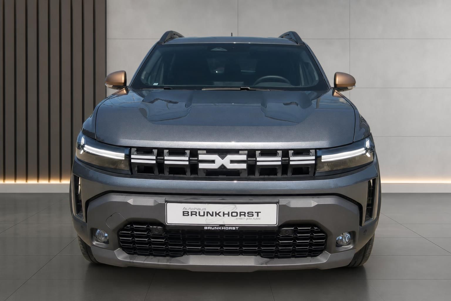Dacia Duster grau Frontansicht im Showroom Autohaus Brunkhorst