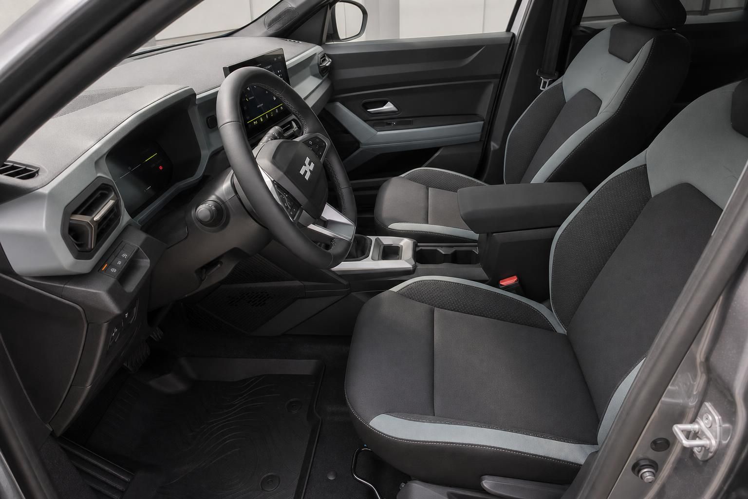 Dacia Duster Innenraum Fahrersitz und Beifahrersitz mit Lenkrad und Mittelkonsole