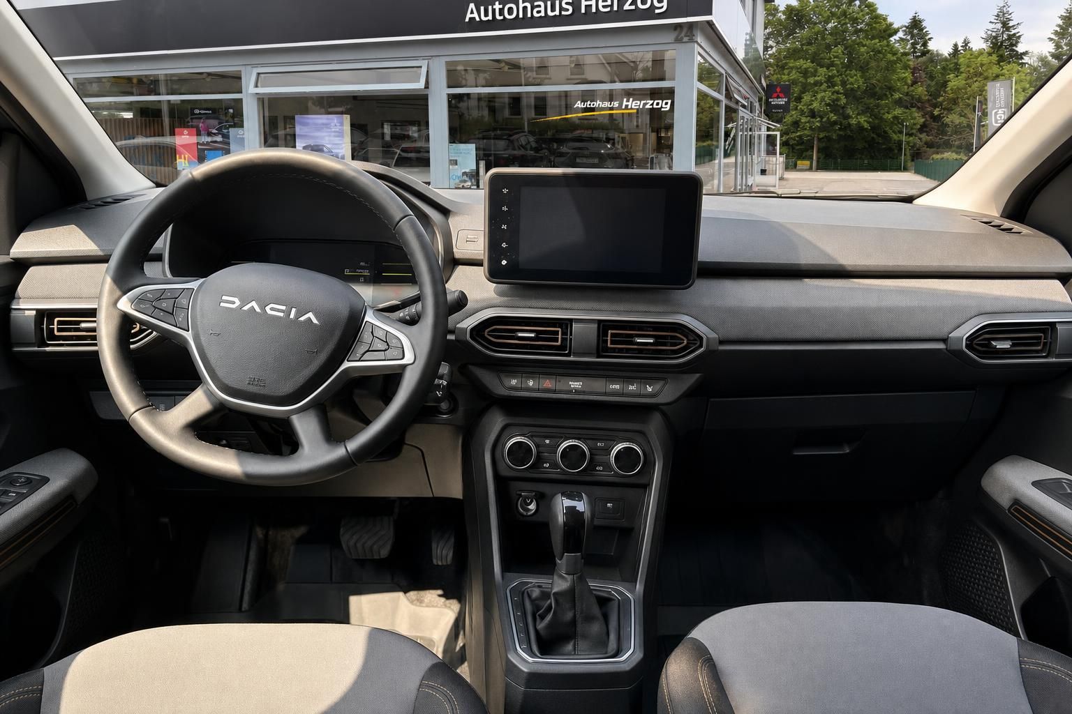 Dacia Cockpit mit Lenkrad, Touchscreen und Mittelkonsole innen
