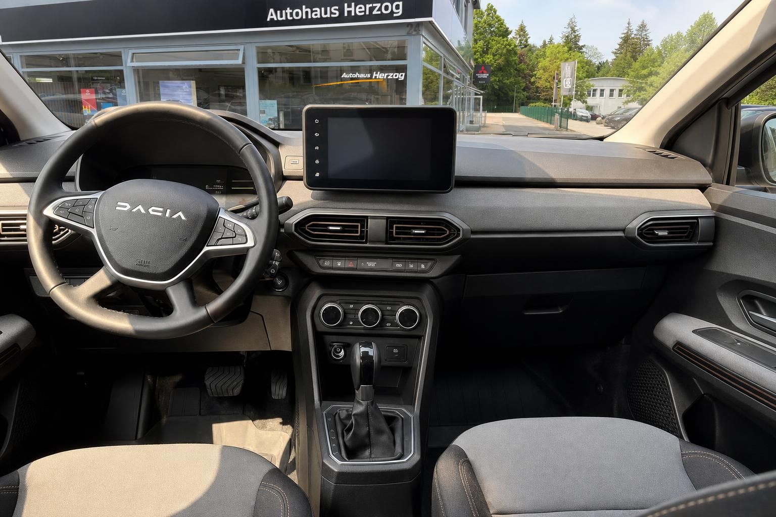 Dacia Cockpit mit Lenkrad, Touchscreen und Armaturenbrett
