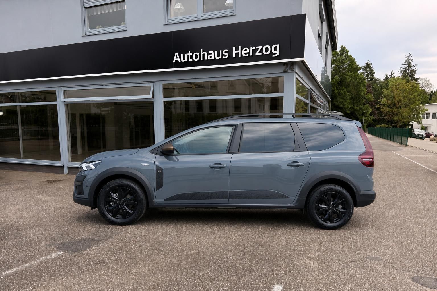Dacia Jogger grau Seitenansicht mit schwarzen Felgen