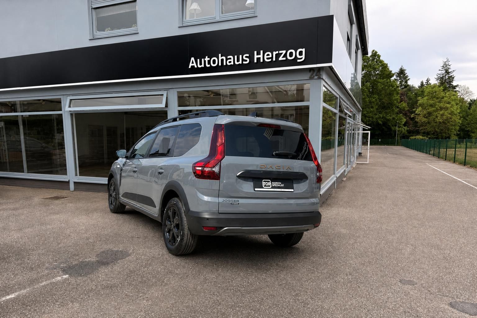 Dacia Jogger Hybrid grau Heckansicht seitlich fotografiert