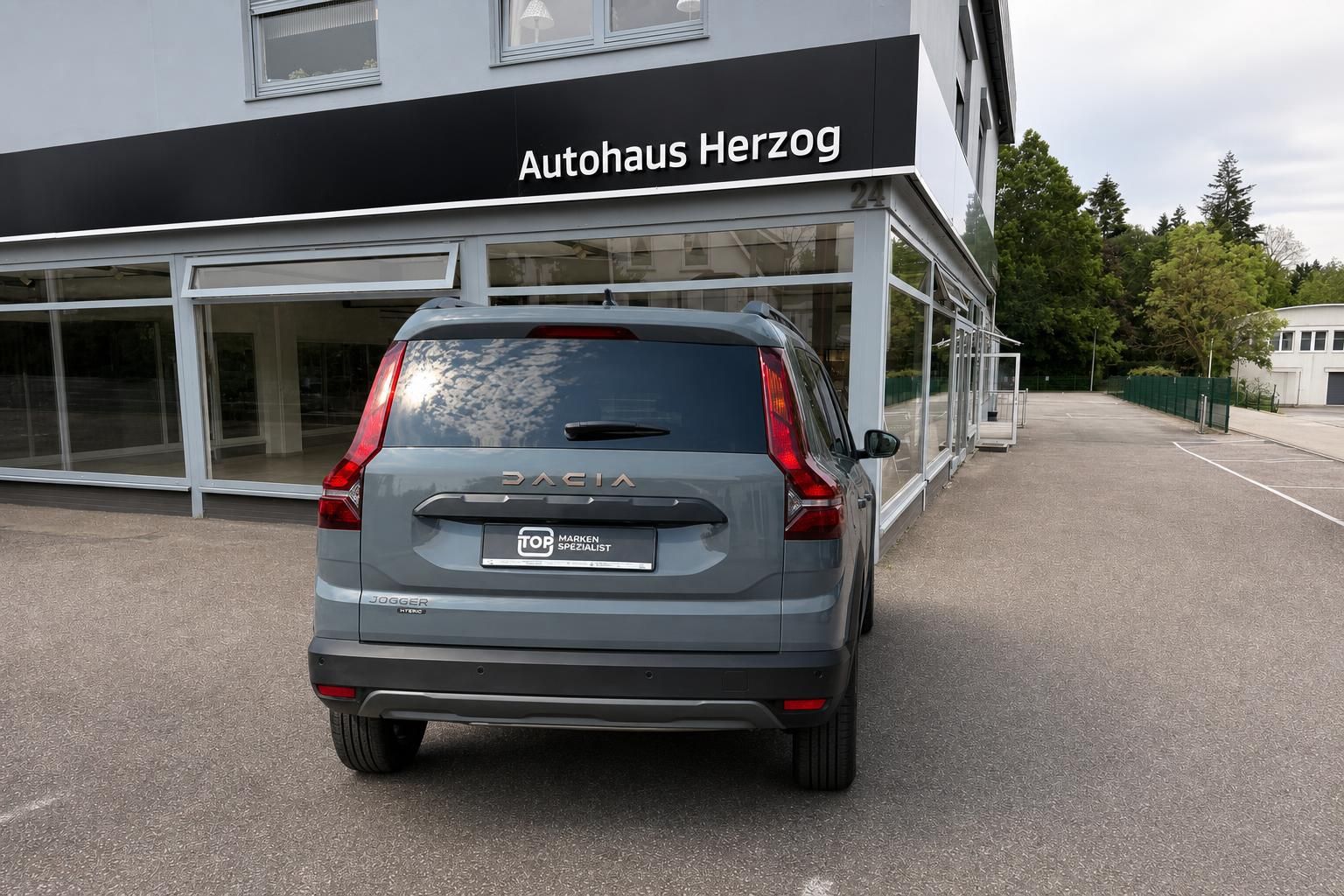 Dacia Jogger Hybrid grau Heckansicht Autohaus Herzog