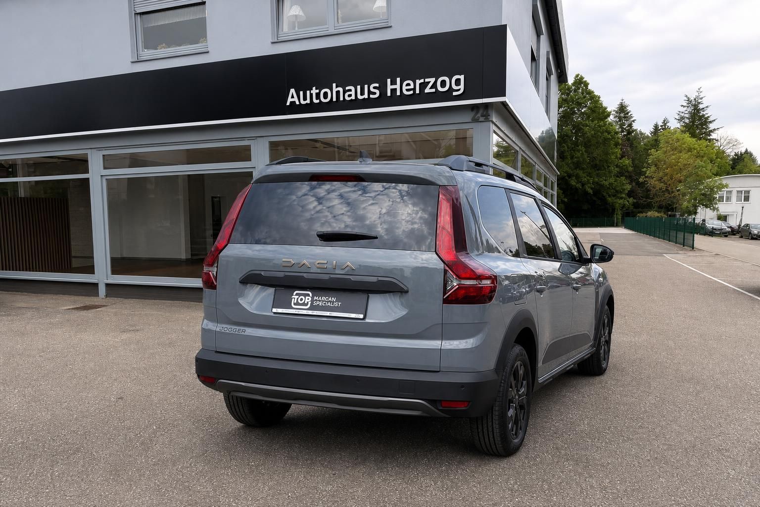 Dacia Jogger grau Heckansicht mit Kennzeichenhalter