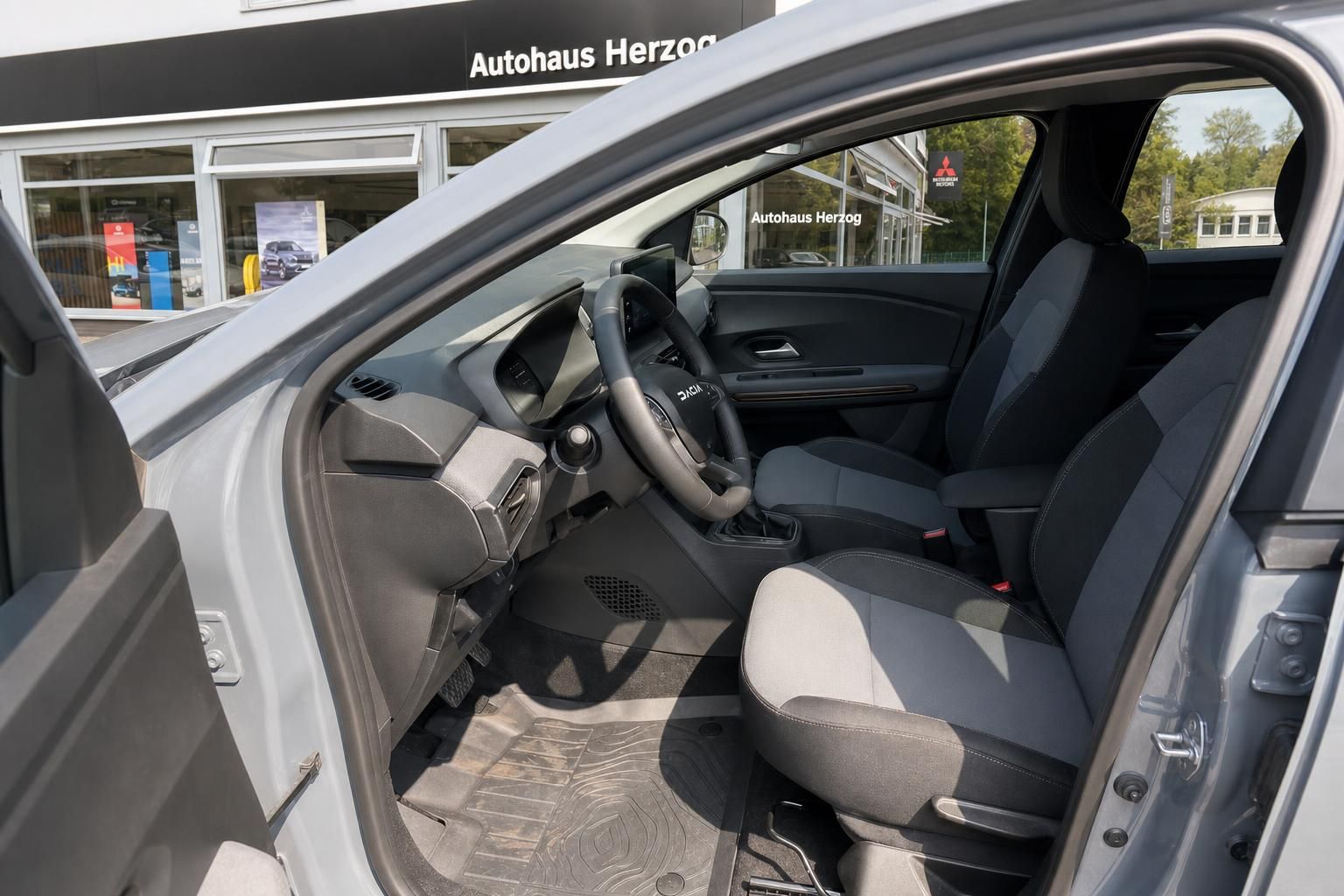 Innenraum Dacia mit Cockpit, Lenkrad und Sitzen im Detail