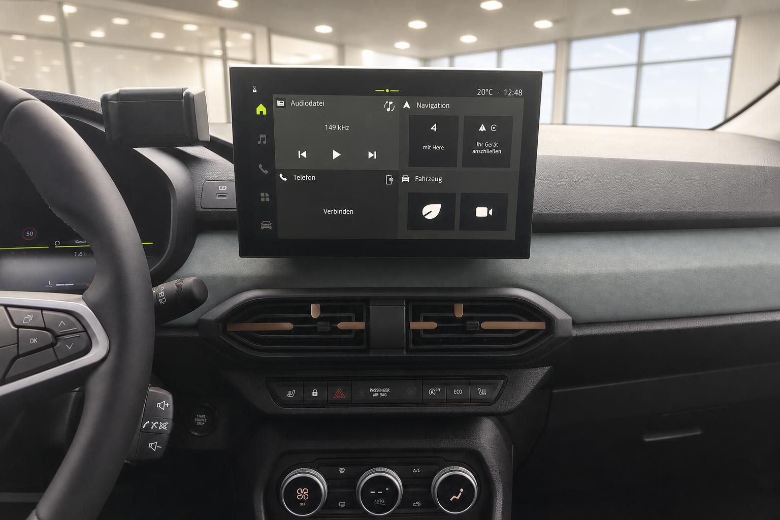 Touchscreen-Infotainmentsystem und Klimabedienung im Fahrzeugcockpit