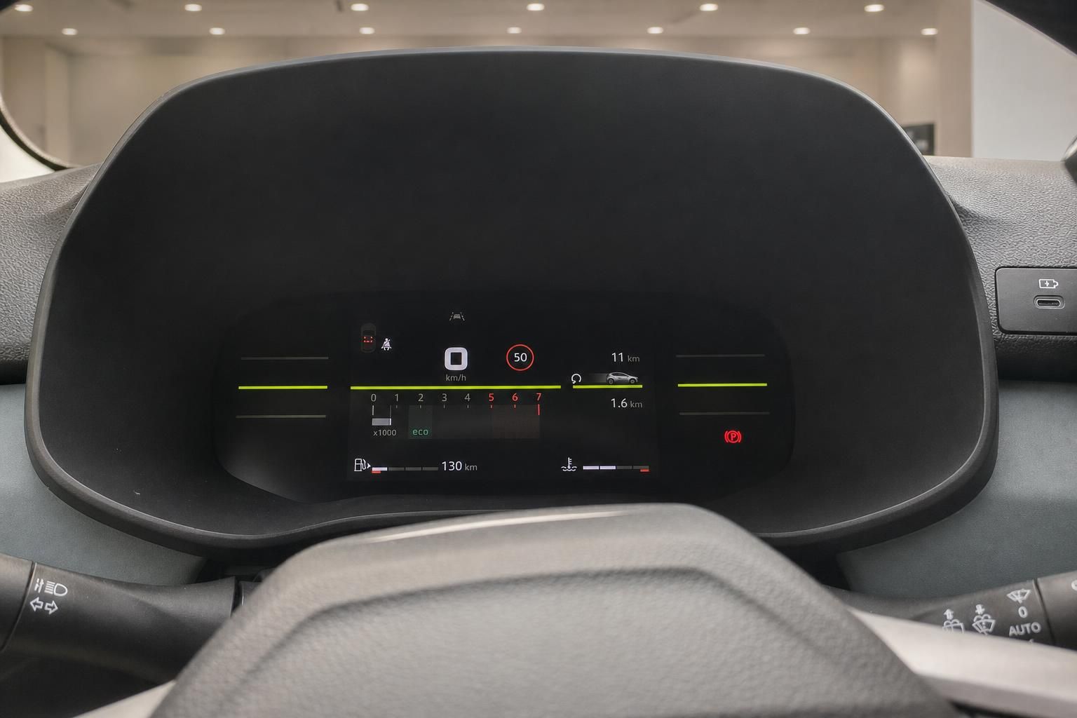 Digitales Kombiinstrument mit Tempoanzeige und Bordcomputer im Fahrzeug