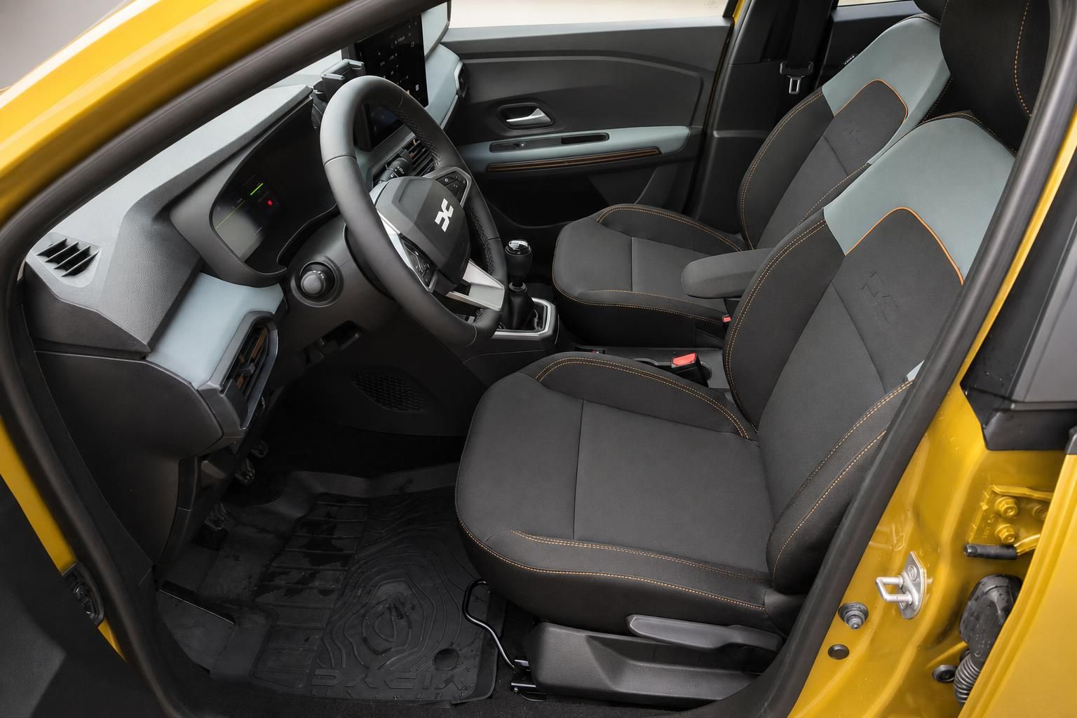 Dacia Sandero Innenraum mit Sitzen und Cockpit im Detail