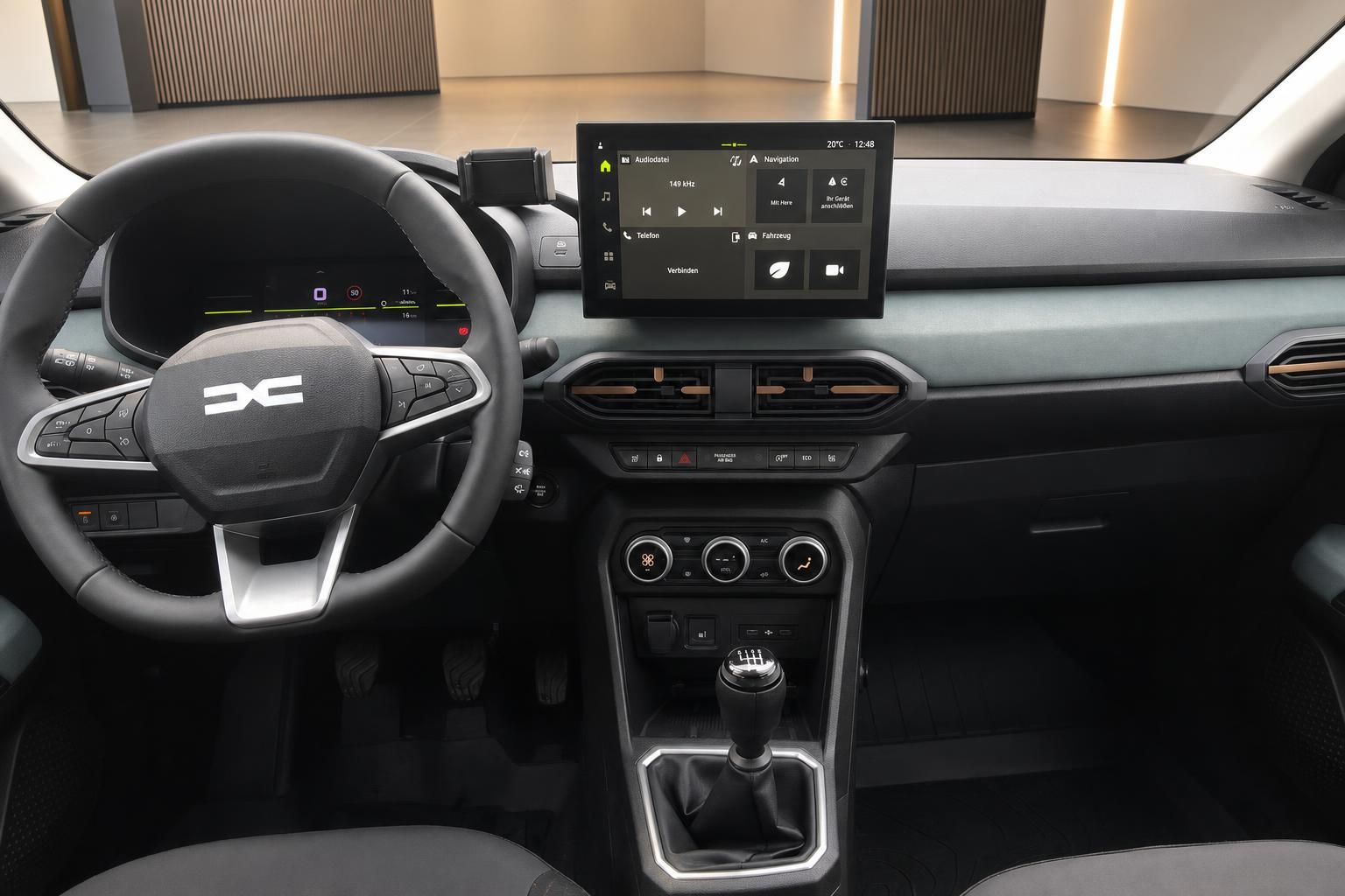Dacia Sandero Cockpit mit Lenkrad und Infotainment-Display