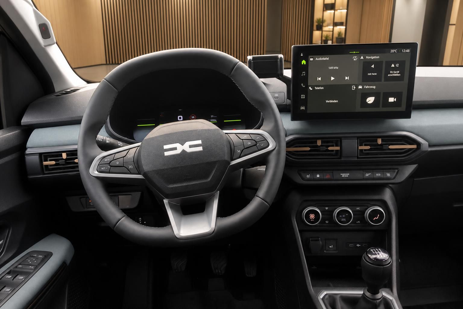 Cockpit mit Lenkrad, Digitaltacho und Touchscreen im Fahrzeuginnenraum