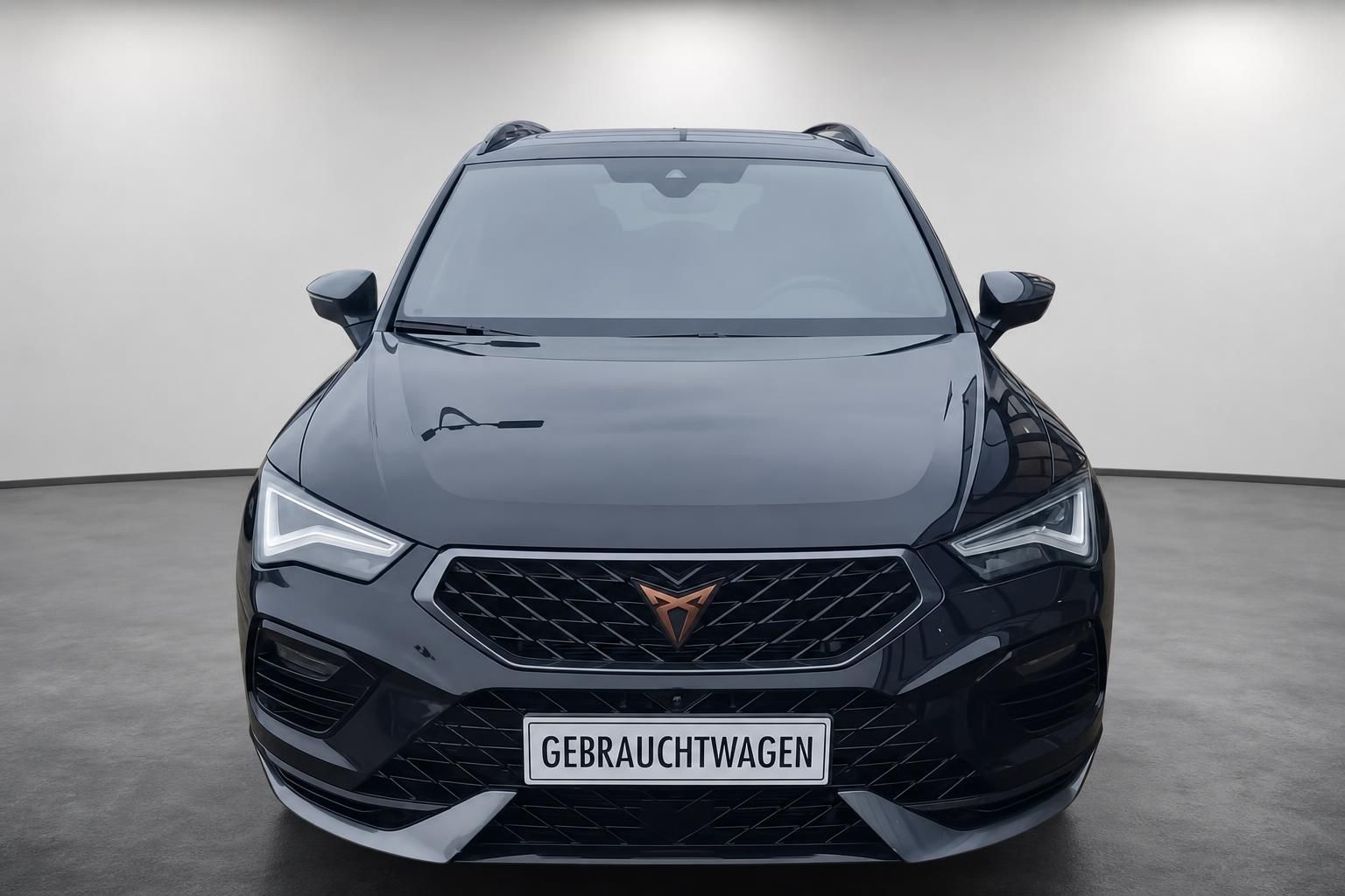 Cupra Frontansicht schwarz mit markantem Kühlergrill und LED-Licht