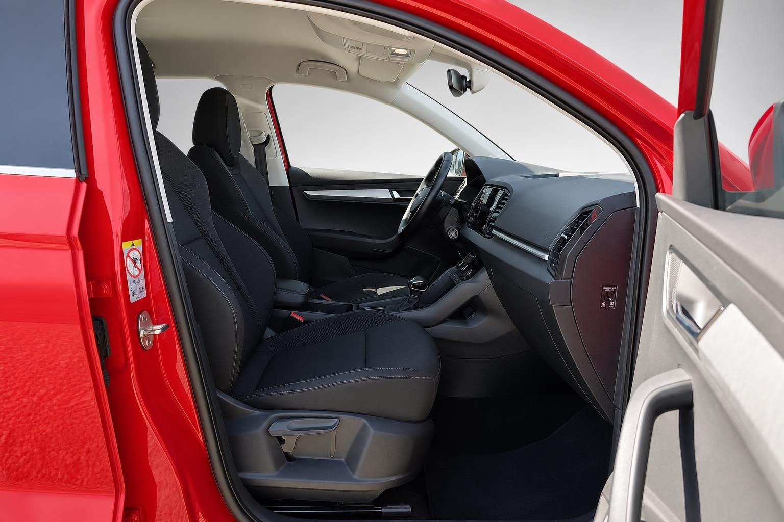 Innenraum roter Skoda mit Blick auf Vordersitze und Armaturenbrett