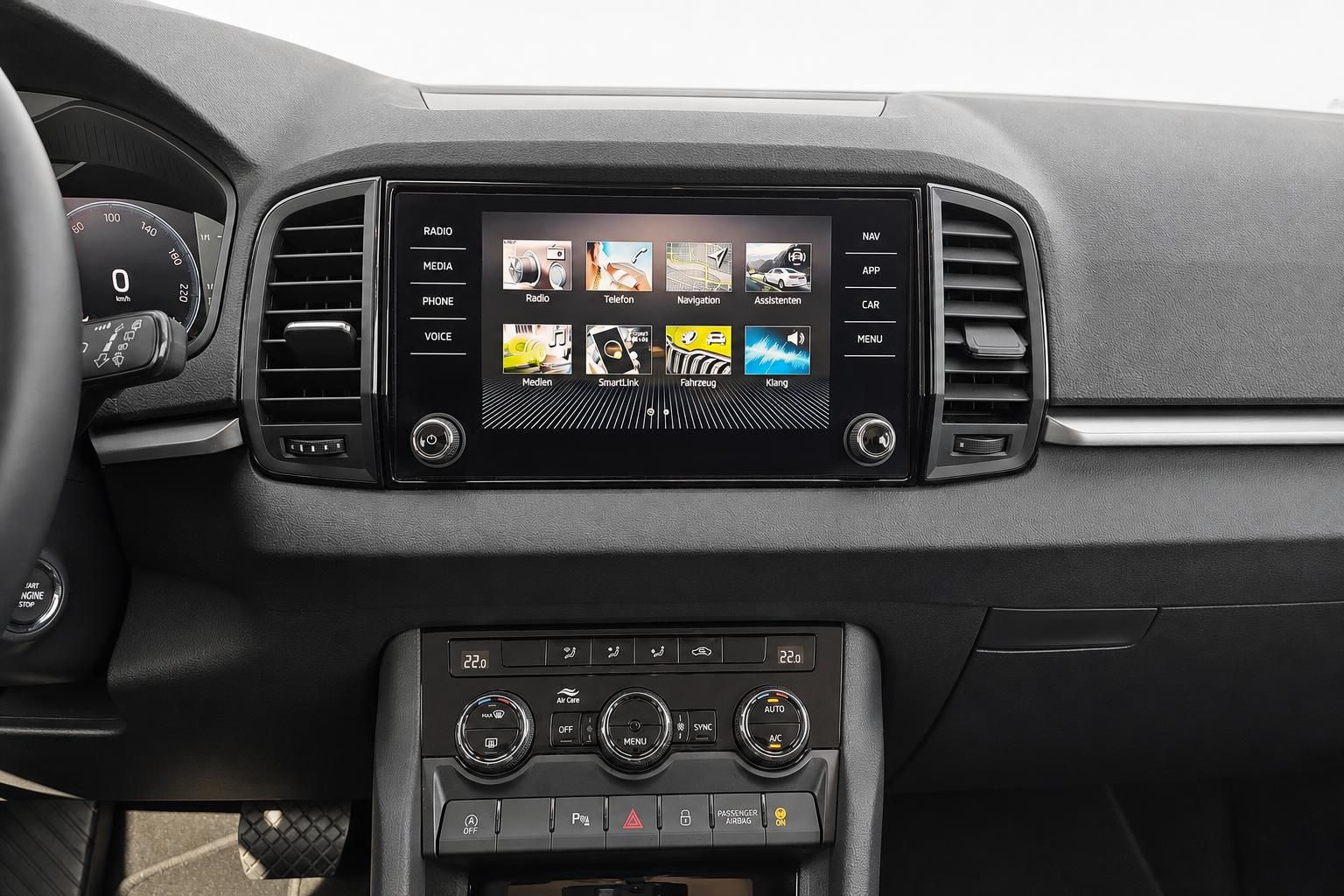 Infotainment-Display im Cockpit mit Radio- und Navigationsmenü
