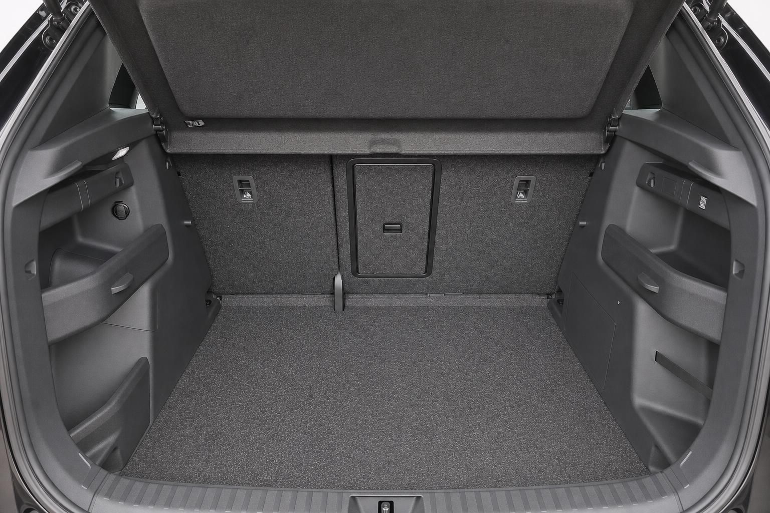 Kofferraum mit Ladeflaeche und Innenverkleidung im Kombi