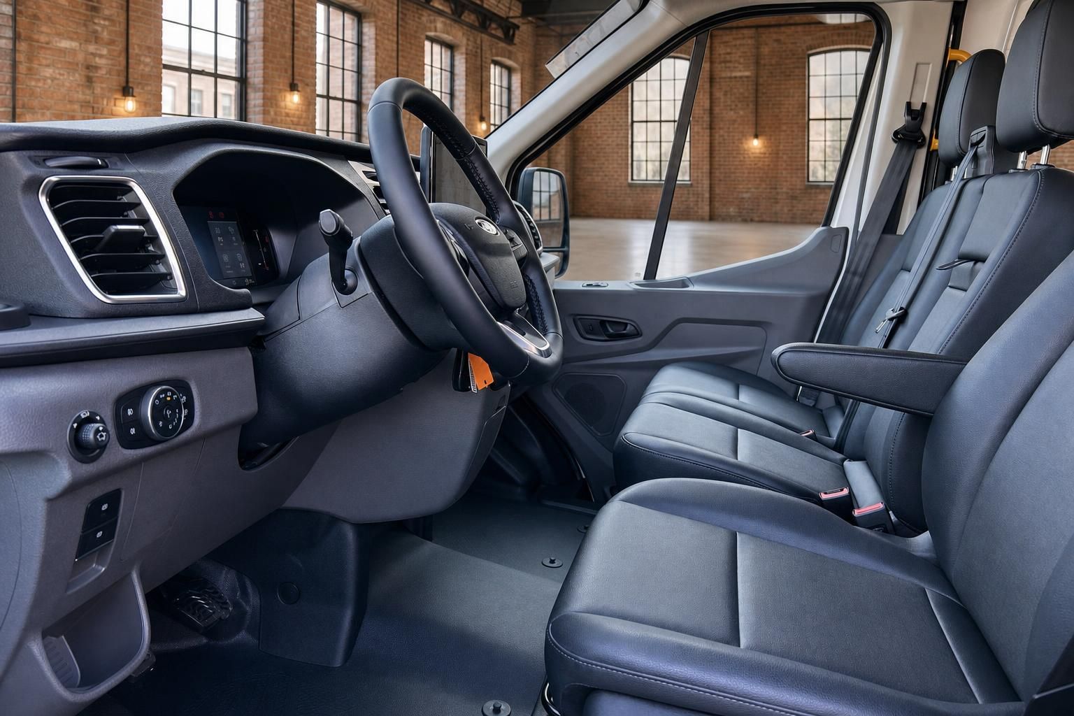 Ford Transit Innenraum mit Sitzen und Cockpit im Detail