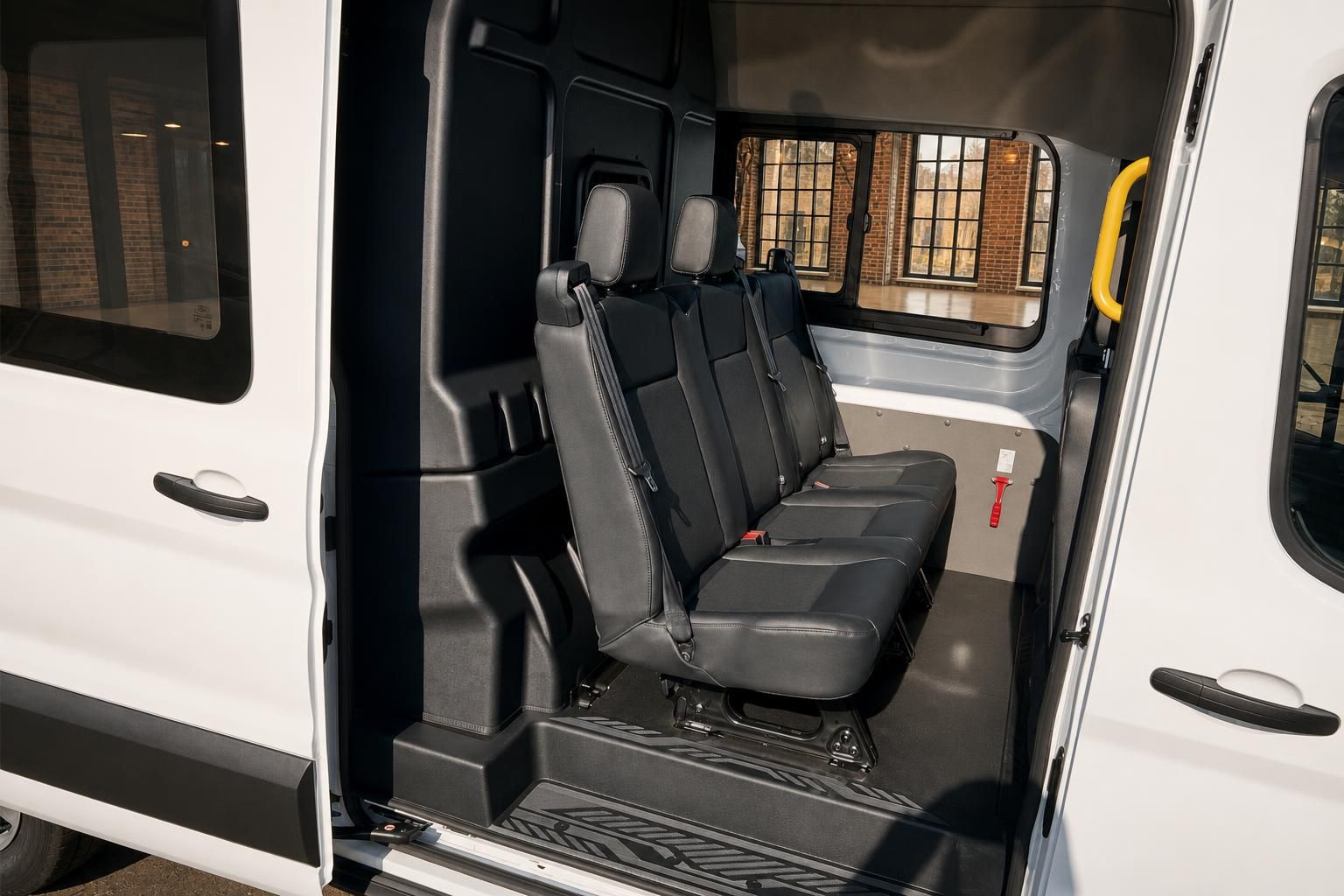 Ford Transit Fahrgastraum mit Sitzbank und Schiebetuer