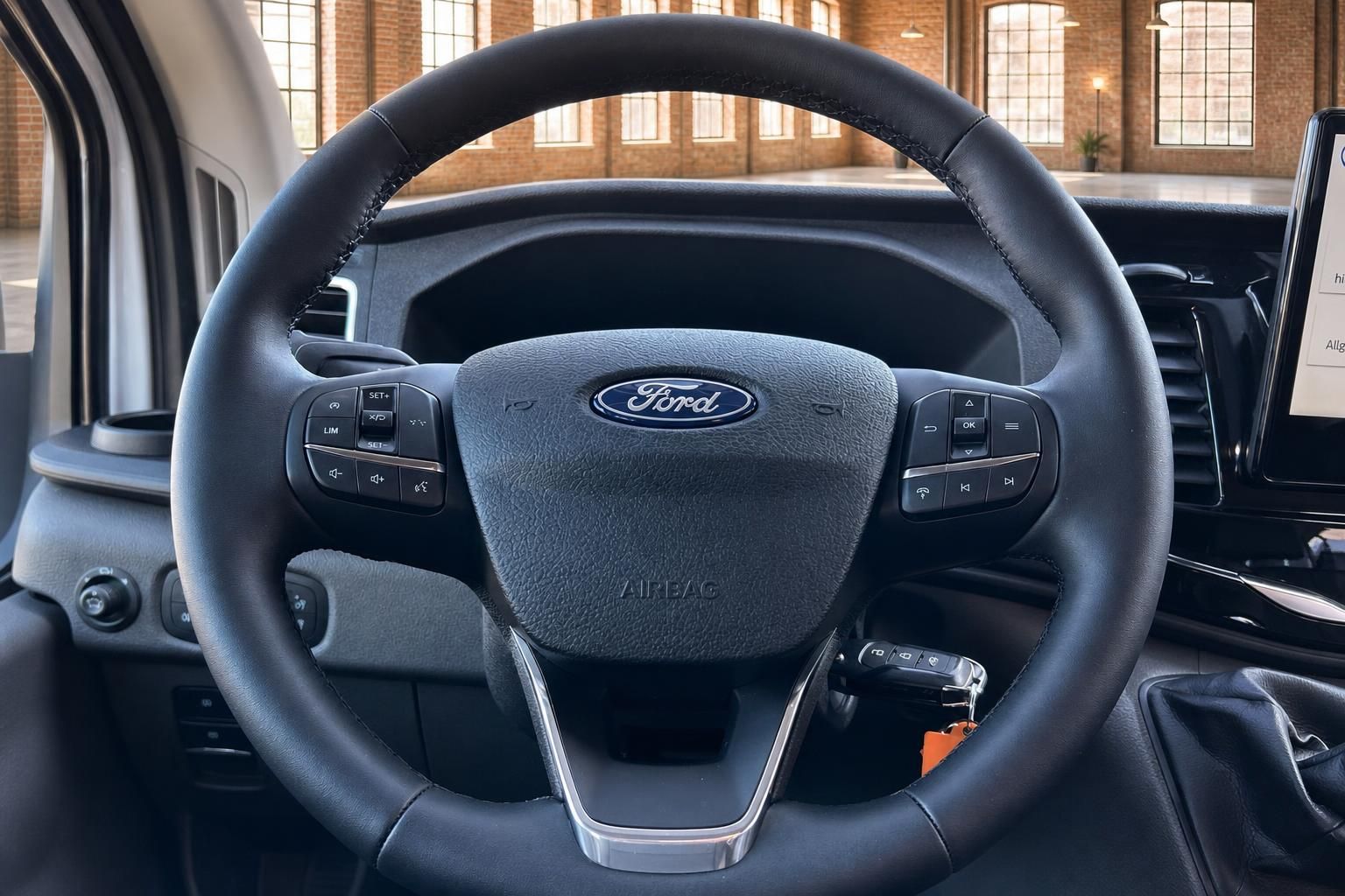 Ford Transit Lenkrad Nahaufnahme mit Bedienelementen und Logo