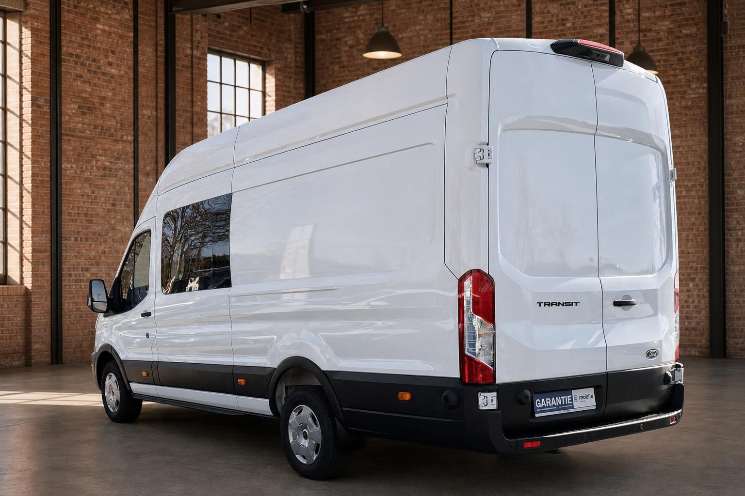 Ford Transit weiß Heck-Seitenansicht in Backsteinhalle