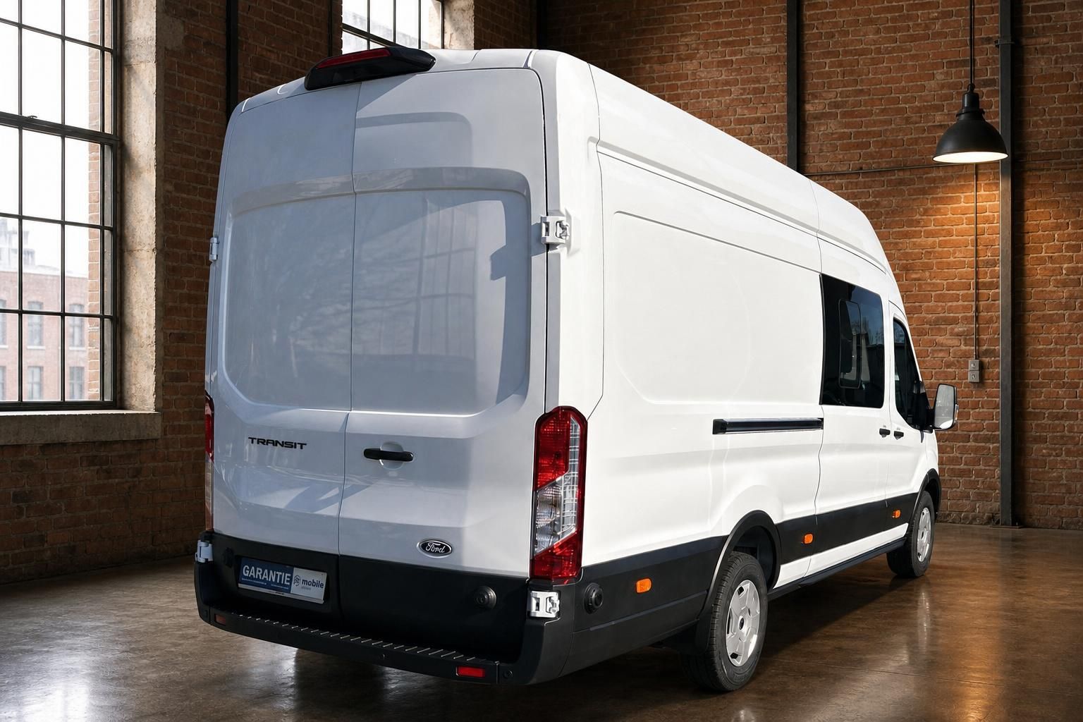 Ford Transit weiß Heckperspektive schräg in Industriehalle