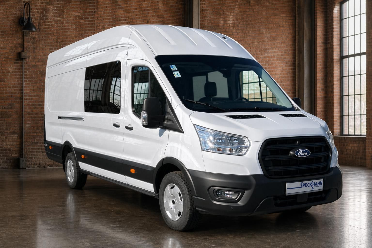 Ford Transit Kastenwagen weiß Frontansicht schräg in Halle