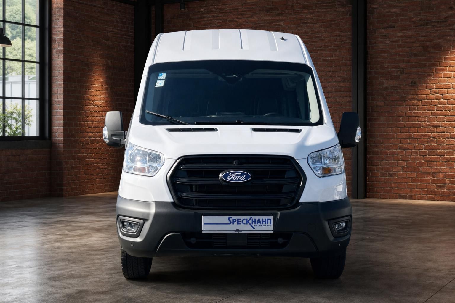 Ford Transit Kastenwagen weiß Frontansicht in Lagerhalle