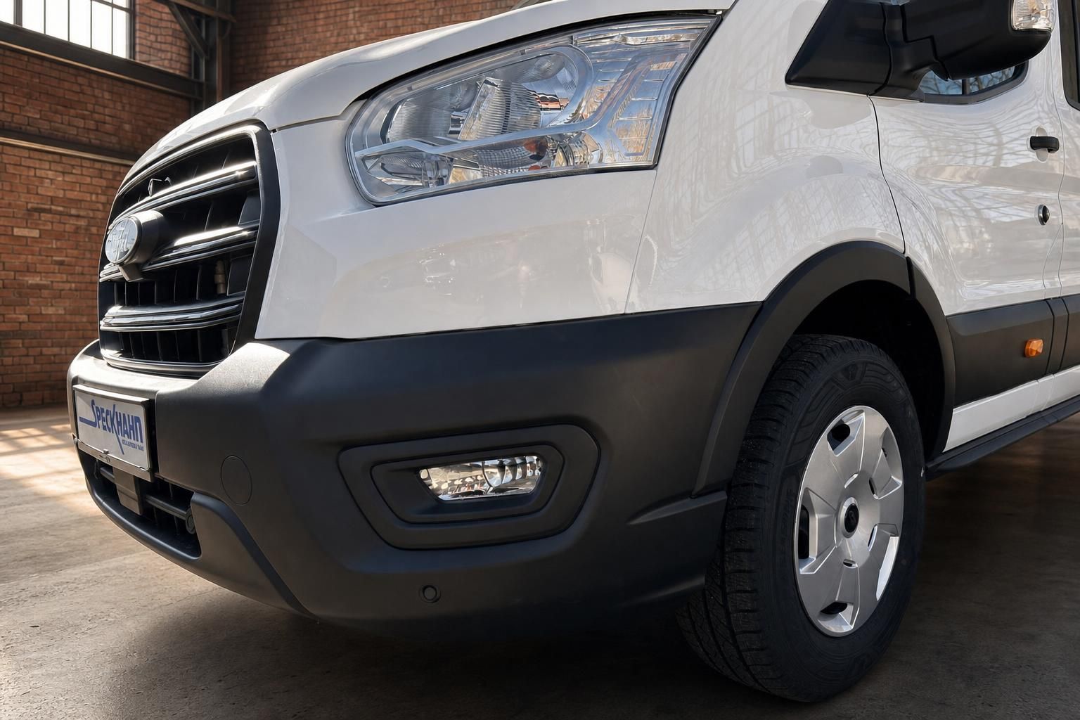 Ford Transit Detailansicht Frontstoßstange und Felge
