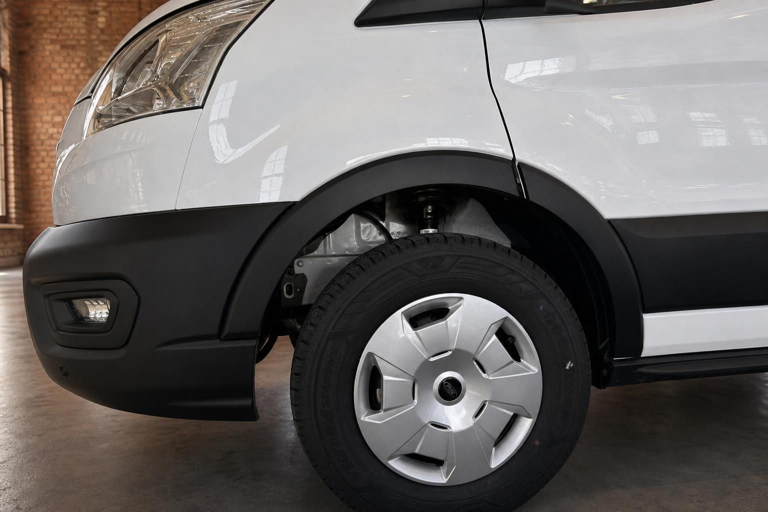 Ford Transit Nahaufnahme Vorderrad und Radkasten