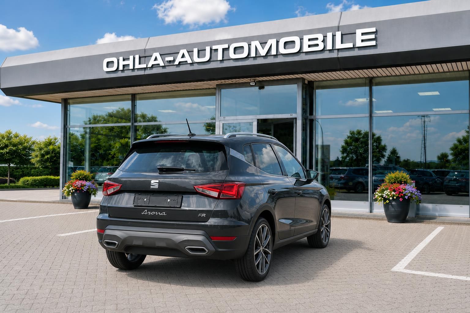 Seat Arona FR in Grau, Heckansicht vor Autohaus Ohla-Automobile