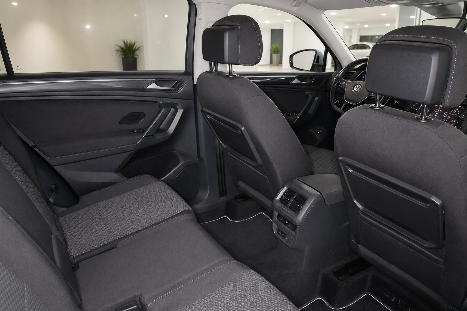 VW Rücksitzbank mit Blick auf Lenkrad und Cockpit