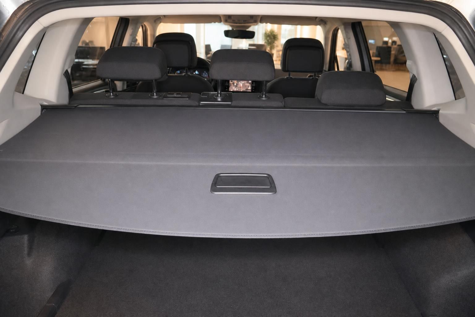 VW Kofferraum mit Laderaumabdeckung und umgeklappten Rücksitzen