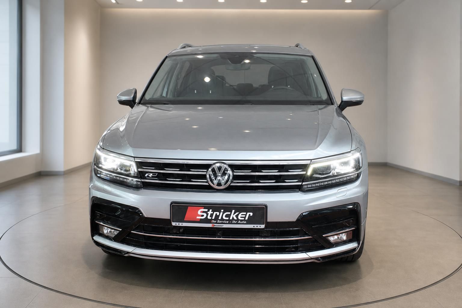 VW Tiguan R-Line silber Frontansicht im Autohaus Stricker