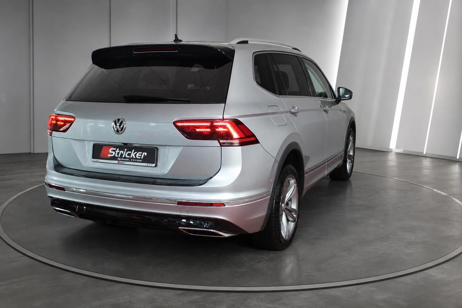 VW Tiguan silber Heckansicht mit R-Line Optik im Autohaus
