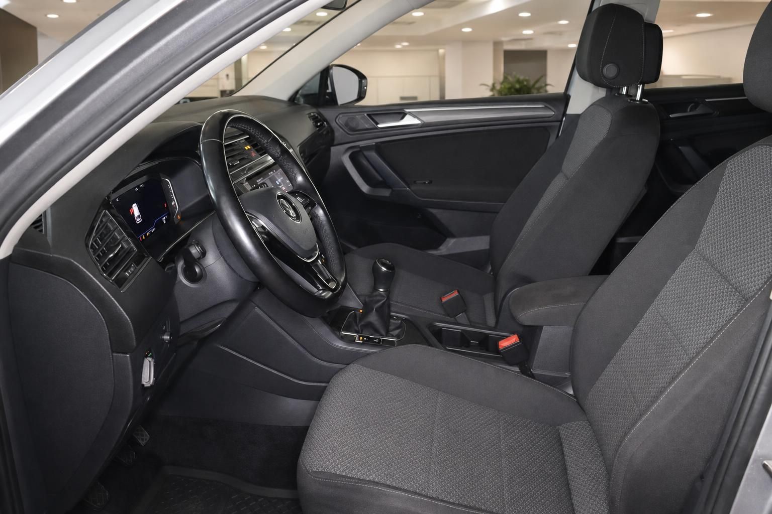 VW Tiguan Innenraum Fahrersitz und Cockpit Ansicht