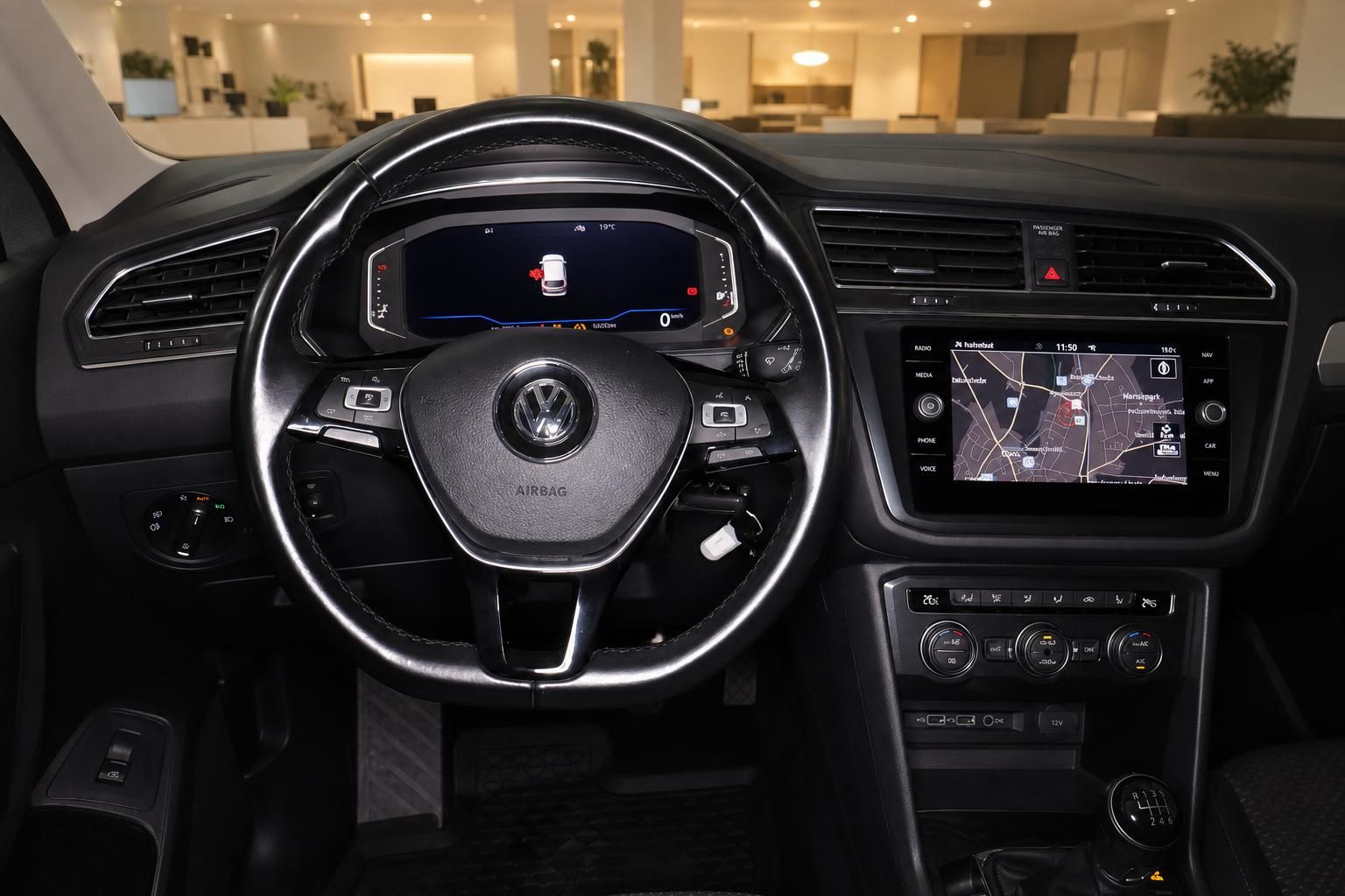 VW Tiguan Cockpit mit Lenkrad, Digitaltacho und Navigationssystem