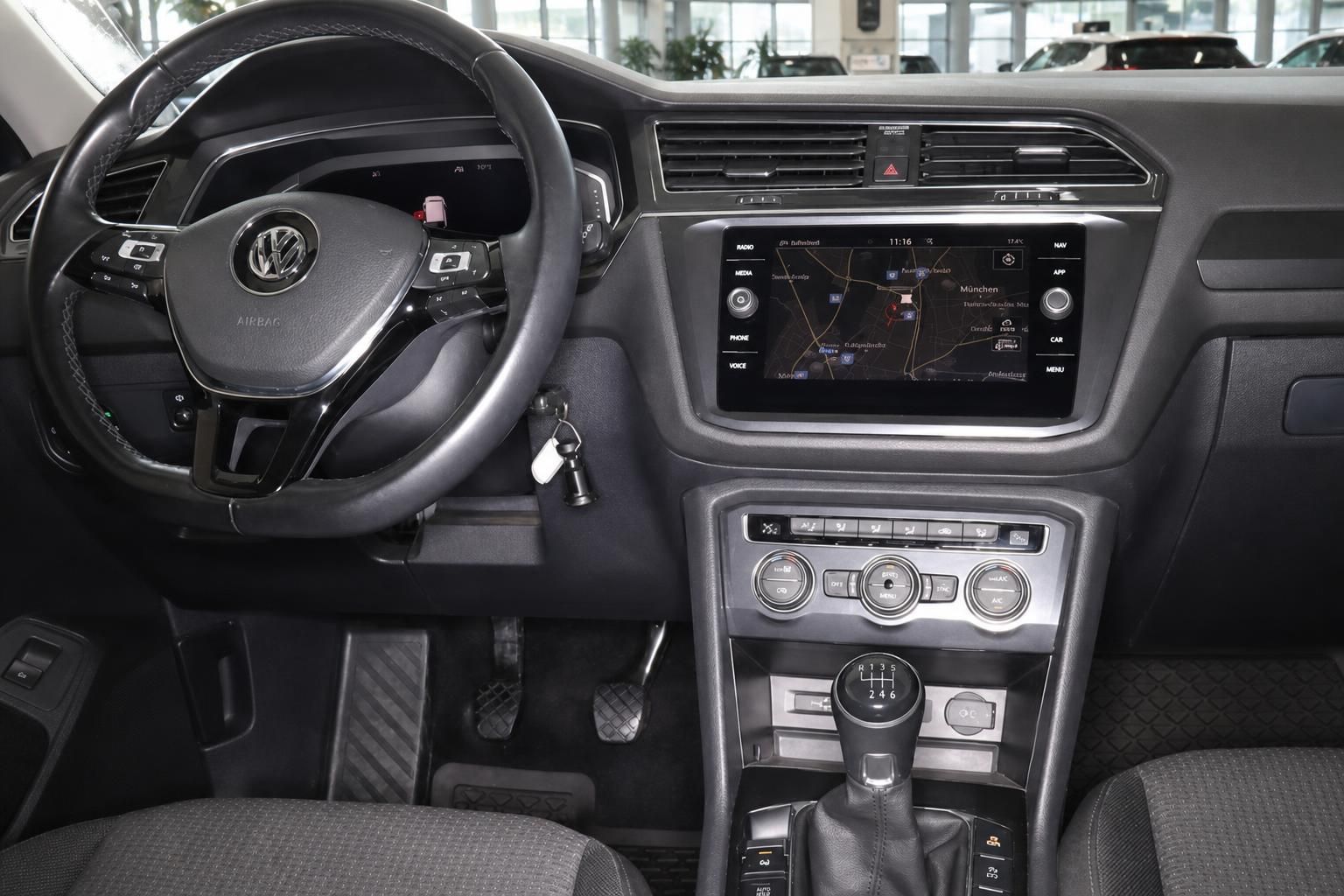 VW Tiguan Cockpit mit Lenkrad und Infotainment-Display im Detail