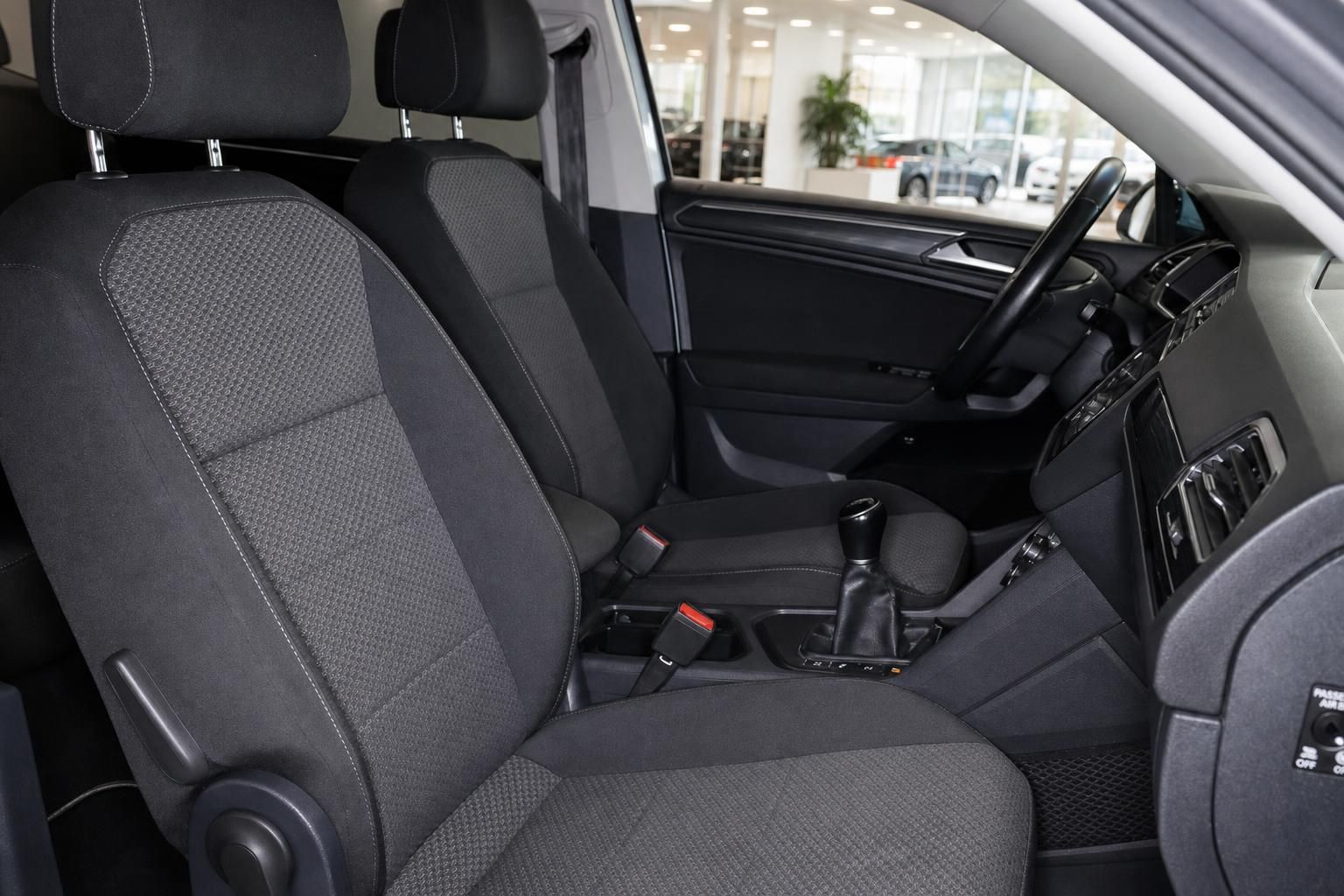 VW Tiguan Vordersitze und Innenraumausstattung in Schwarz