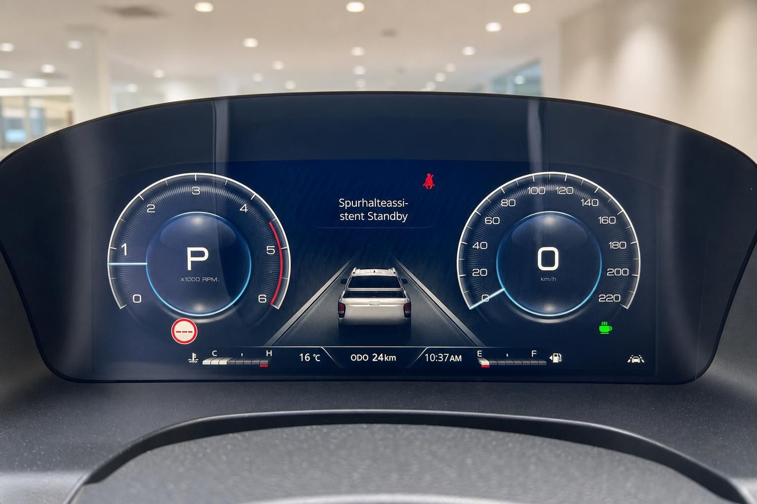 Digitaler Tacho mit Spurhalteassistent Anzeige im Fahrzeug-Innenraum
