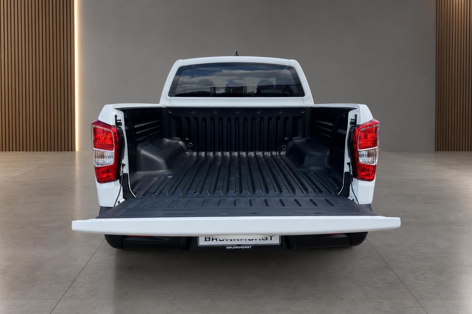Weiße Pickup Ladeflächenansicht mit geöffneter Heckklappe im Showroom